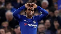 Willian berhasil lolos tes medis di Spurs pada 2013, tapi pada akhirnya dia malah berbelok ke Chelsea setelah campur tangan Roman Abramovich. Spurs kabarnya marah besar dengan ulah Chelsea itu. (Foto: Eddie Keogh/Reuters)