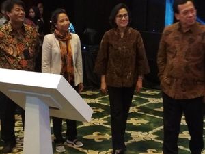 Saat Rini Minta Maaf ke Sri Mulyani Karena Pakai Sepatu Santai