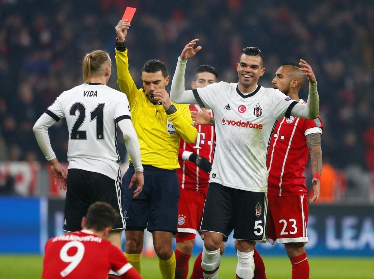 Kartu merah Besiktas, membantu Bayern Munich menang. (Foto: Michaela Rehle/Reuters)
