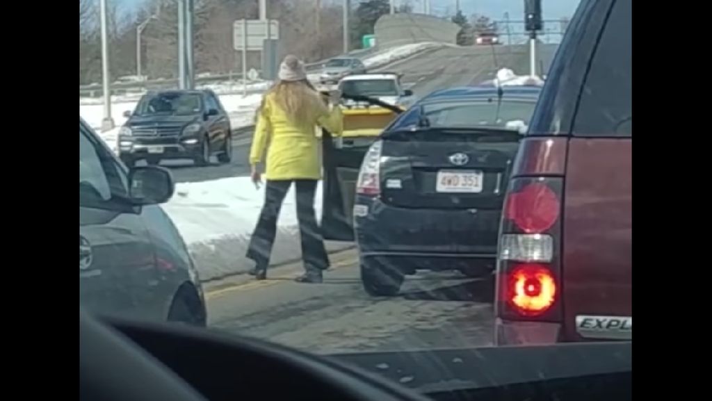 Foto: Viral Insiden Pria Dorong Wanita ke Salju di New Hampshire Foto: Viral Insiden Pria Dorong Wanita ke Salju di New Hampshire