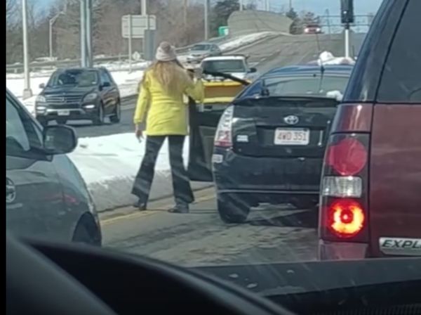 Foto: Viral Insiden Pria Dorong Wanita ke Salju di New Hampshire