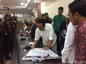 Dua Fraksi DPRD Jember Tanda Tangani Tuntutan Massa Aksi Damai 212 Dua Fraksi DPRD Jember Tanda Tangani Tuntutan Massa Aksi Damai 212