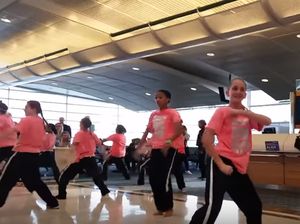 Tunggu Penerbangan, Maskapai Ini Bikin Pertunjukan Tari Dadakan