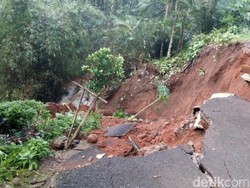 Tanah Longsor di Solok, Tiga Kendaraan Masuk Jurang