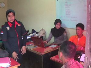 Remaja yang Ngaku Bertelur Dibawa ke Kantor Polisi Remaja yang Ngaku Bertelur Dibawa ke Kantor Polisi