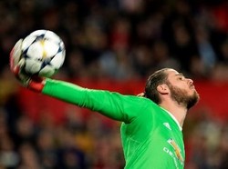 Laga leg pertama babak 16 besar Liga Champions yang digelar di Ramon Sanchez Pizjuan, tuntas dengan skor 0-0. Menjadi man of the match dalam laga itu adalah David De Gea. (AFP PHOTO / Cristina Quicler)