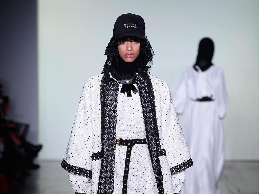 Foto: 25 Koleksi Busana Muslim Vivi Zubedi di New York Fashion Week 2018