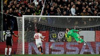 Namun refleks De Gea lebih cepat dibanding laju bola. Tangan kanan kiper Spanyol itu merentang tinggi, menjangkau bola yang dia tepis ke atas mistar (REUTERS/Jon Nazca)
