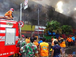 6 Jam Kebakaran Matahari Mall Kudus, Belasan Mobil Damkar Diterjunkan