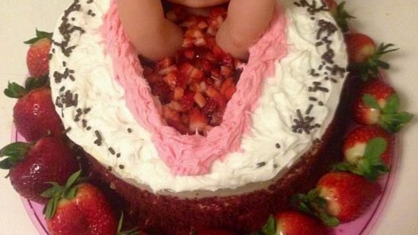 Kreatif! Jenis Kelamin Jabang Bayi Diumumkan Lewat Kue Unik Ini