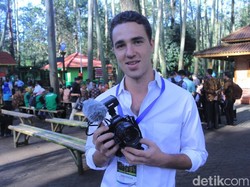 Bule Prancis Pembersih Sampah Citarum Bikin Vlog Bareng Jokowi