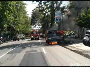 Mobil Sales Minuman Ringan di Kediri Terbakar