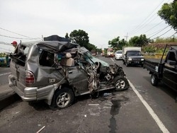 Ban Pecah, Minibus Tertabrak Truk Trailer