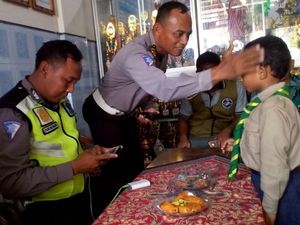 Eka, Si Bocah Malang Dapat Uluran Tangan dari Polres Lamongan