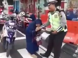 Tak Terima Ditilang, Emak-emak di Kudus Ini Gigit Polisi