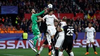 Total ada delapan save dilakukan De Gea sepanjang 90 menit pertandingan. Di sisi lain, kiper Sevilla, Rico, hanya membuat satu penyelamatan. (REUTERS/Juan Medina)