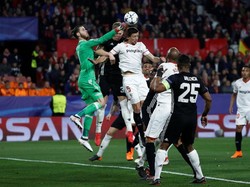 Total ada delapan save dilakukan De Gea sepanjang 90 menit pertandingan. Di sisi lain, kiper Sevilla, Rico, hanya membuat satu penyelamatan. (REUTERS/Juan Medina)