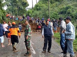 Tebing di Tanjakan Sikelir Longsor, Jalan Banjarnegara-Dieng Terputus