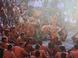 Romantisnya Senja & Tari Kecak di Uluwatu