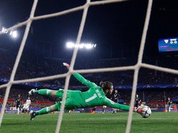 Sevilla melepaskan delapan tembakan tepat sasaran di Ramon Sanchez Pizjuan, Kamis (22/2/2018) dinihari WIB. Tapi, seluruh upaya mereka berhasil dimentahkan David De Gea. (Foto: Juan Medina/Reuters)