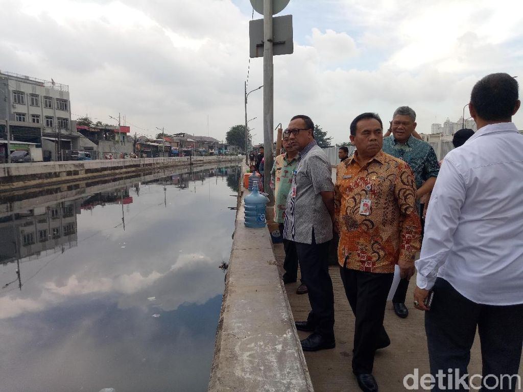 Tercium Bau di Wisma Atlet, Sekda DKI Minta Kali Sunter Dibersihkan Tercium Bau di Wisma Atlet, Sekda DKI Minta Kali Sunter Dibersihkan