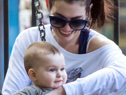 Anne Hathaway dan putranya/