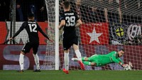 Atas penyelamatan-penyelamatan yang dilakukan, De Gea sampai dapat pujian dari pemain Sevilla. Muriel sendiri yang menyanjung kiper 27 tahun itu. (REUTERS/Jon Nazca)
