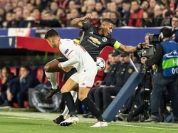 Duel-duel bukan cuma terjadi di lini tengah. Sisi lapangan juga menjadi sektor yang tidak kalah sengitnya. (Foto: TF-Images/Getty Images)