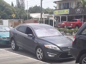Lucu, Wanita Ini Parkir Mobilnya dengan Cara yang Tidak Biasa