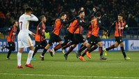 Fred melengkapi kebangkitan tuan rumah di menit ke-71. Shakhtar pun berbalik menang 2-1 dan Roma pulang dengan kekalahan. Leg kedua akan dimainkan 13 Maret mendatang. (Foto: Gleb Garanich/Reuters)