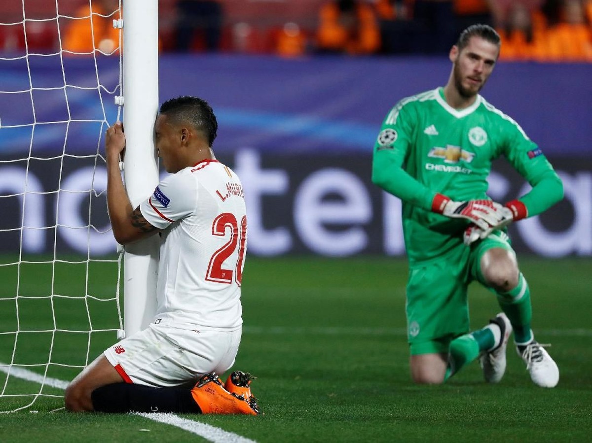 Luis Muriel saat gagal menaklukkan David De Gea. (Foto: Juan Medina/Reuters)