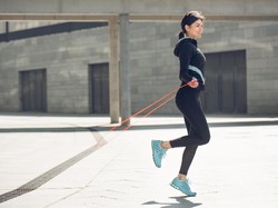 Tertarik Coba Olahraga Lompat Tali Sore Ini? Berikut Manfaatnya