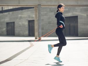 Tertarik Coba Olahraga Lompat Tali Sore Ini? Berikut Manfaatnya Tertarik Coba Olahraga Lompat Tali Sore Ini? Berikut Manfaatnya