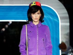 Saat Jackie O Jadi Alien di Fashion Show Moschino Saat Jackie O Jadi Alien di Fashion Show Moschino