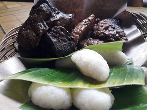 Jadah Tempe, Makanan Khas Jogja Rasa Gurih Manis yang Legendaris Jadah Tempe, Makanan Khas Jogja Rasa Gurih Manis yang Legendaris