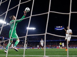 Inilah salah satu aksi penyelamatan luar biasa De Gea. Dia menepis ke luar lapangan bola hasil tandukan Luis Muriel dari jarak dekat. (REUTERS/Juan Medina)