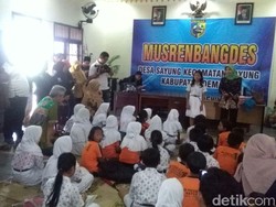 Beralas Tikar, Sudah 2 Pekan Siswa SD Ini Belajar di Balai Desa