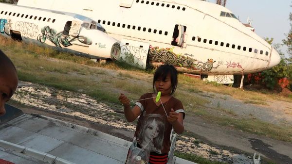 Foto: Bangkai Pesawat Tempat Tinggal 1 Keluarga di Bangkok