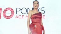 Beauty in Red! Cantiknya Bunga Citra Lestari