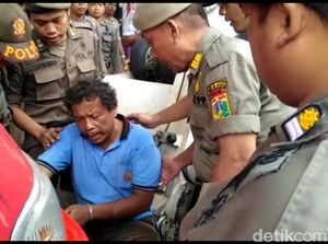 Tolak Angkotnya Diderek, Sopir Nekat Naik di Sambungan Mobil Tolak Angkotnya Diderek, Sopir Nekat Naik di Sambungan Mobil