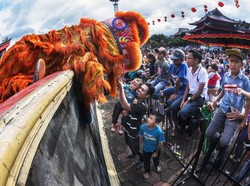 Bersama ayah memberi makan angpau, untuk singa barongsai