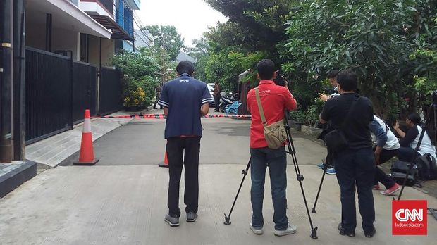 Petugas KPK Pasang Garis Pengaman depan Rumah Novel Baswedan