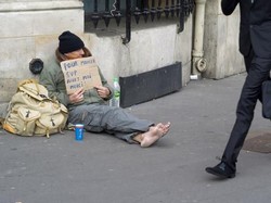 Miris! Ada 3.000 Orang Paris Hidup di Jalanan