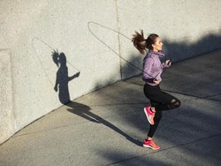 15 Manfaat Lompat Tali Rutin untuk Kesehatan Tubuh dan Mental