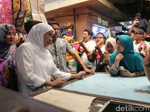 Khofifah Dicurhati Pedagang Pasar karena Menjamurnya Toko Modern