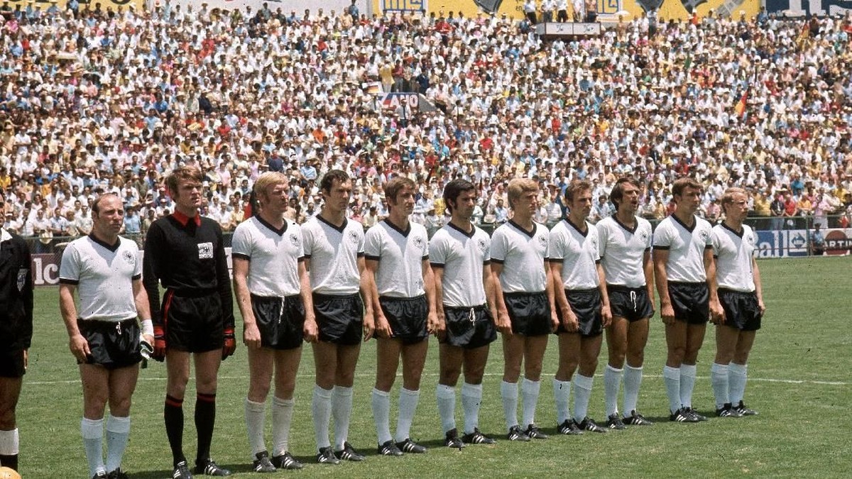 Timnas Jerman Barat berpose sebelum laga perempatfinal Piala Dunia 1970 di Meksiko (Express/Express/Getty Images)