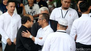 Foto: Abraham Samad Sambut Kedatangan Novel Baswedan