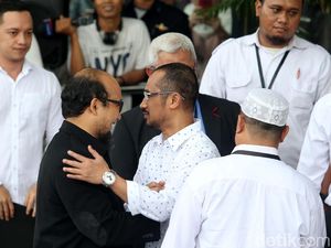 Foto: Abraham Samad Sambut Kedatangan Novel Baswedan