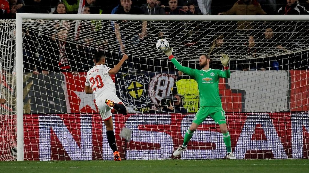 David de Gea menjadi pahlawan Manchester United dalam hasil seri 0-0 di kandang Sevilla. (Foto: Jon Nazca/Reuters)