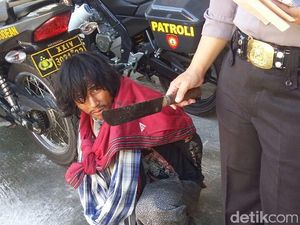 Pria Diduga Sakit Jiwa yang Bawa Golok di Sleman Ngaku dari Temanggung Pria Diduga Sakit Jiwa yang Bawa Golok di Sleman Ngaku dari Temanggung
